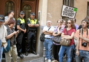 Protesta en el barrio madrileño de Malasaña para evitar el desahucio de una mujer enferma. ::                         EFE