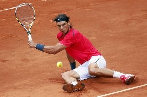 Nadal, que aún no ha cedido ningún set en esta edición de Roland Garros, trata de devolver una pelota de Ferrer. ::
AFP