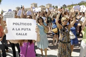 Miles de personas se lanzaron ayer a la calle en toda España -en la imagen, Madrid- para protestar por los recortes. ::                         EFE