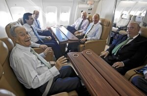 El Rey, en el avión con los ministros Soria y Margallo y con el jefe de la Casa Real, Rafael Spottorno. ::                         EFE