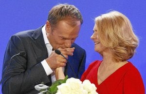 El primer ministro polaco, Donald Tusk, besa la mano de su esposa, Malgorzata. ::                         REUTERS