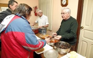 Varias personas guardan cola para recibir alimentos en un comedor de Cáritas. ::                         AVELINO GÓMEZ