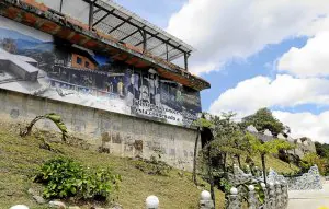 El muro exterior de la cárcel exhibe todavía un enorme mural con la imagen de Pablo Escobar entre rejas. /LUIS EDUARDO NORIEGA/ EFE