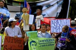 Un grupo de simpatizantes de Rafael Correa defiende el asilo diplomático a Assange . /JOSÉ JÁCOME/EFE