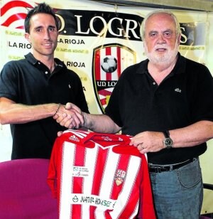 Rubén García, junto a José Luis Bermejo, durante la presentación oficial del futbolista. ::
ÓSCAR SOLORZANO