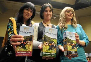 Sonia González, Idoia Santisteban y Estitxu Garai, ayer durante la presentación en Bilbao. ::                         TELEPRESS