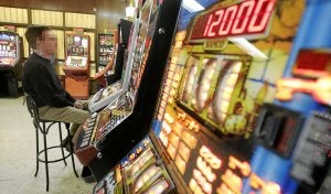 Las máquinas recreativas están en franco retroceso. La crisis económica y la ley antitabaco han reducido de manera sustancial los ingresos que reportan. ::                         E. C.