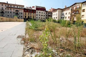 Donde se levantaban las escuelas crece ahora la vegetación . ::
P. U.