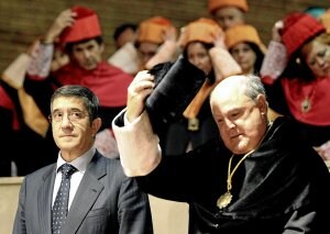 El lehendakari, Patxi López, junto con el rector de Deusto, Jaime Oraá. ::                         EFE