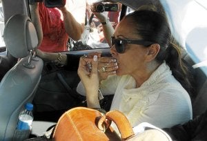 Isabel Pantoja besa un rosario tras abandonar ayer la Audiencia de Málaga./ Agencias