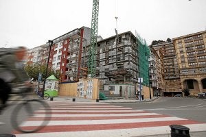 El edificio de Pedro Guimón mantendrá la fachada original y el número de plantas. ::
MAIKA SALGUERO