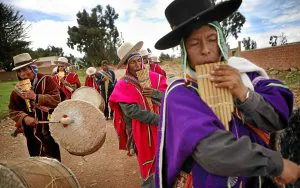 Música. Unos aymara tocan su tradicional instrumento, el sicu, en Carabuco, a 165 kilómetros al norte de La Paz. ::
FOTOS: DADO GALDIERI Y AIZAR RABLES