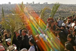 Peregrinos cristianos celebran el Domingo de Ramos. /REUTERS