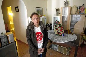 María Josefa Navarro, una mujer granadina que sufre una discapacidad del 65%, iba a ser desahuciada ayer, pero el banco revocó la orden. ::                         EFE