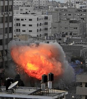 Una bola de fuego sale de un edificio en Gaza. / Efe