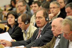 Brian Currin junto a miembros de Lokarri, ayer, en Baiona. / C. J. D.