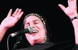 Mariem Hassan durante una actuación anterior en un concierto. ::
JUAN JOSÉ GARCÍA