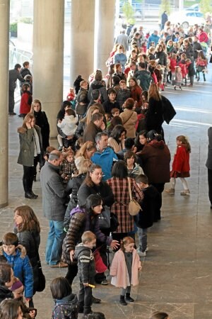 Familias enteras formaban largas colas a la entrada del Palacio Euskalduna. /M. Atrio