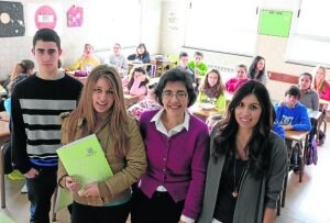 Alumnos y educadores presentaron ayer la jornada 'Aldatze danok gara'. ::
FÉLIX MORQUECHO