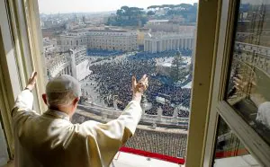 Benedicto XVI se asoma a la plaza de San Pedro para saludar a los fieles. /AFP