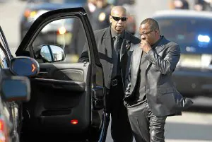 Bobby Brown (derecha), en el funeral por su exmujer. /Reuters