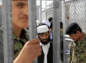 Soldados afganos escoltan a prisioneros durante la ceremonia de entrega de la cárcel de Bagram. /Efe