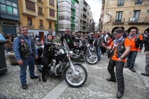 Miembros de la agrupación local Izaro Bikers tomaron ayer la plaza del Ayuntamiento de Bermeo. ::
FOTOS: MAIKA SALGUERO