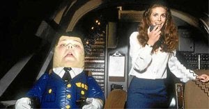 La azafata toma el mando del avión en la desternillante película 'Aterriza como puedas'.