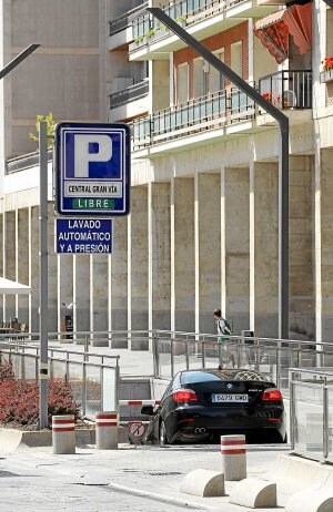Un vehículo accede al parking de Gran Vía. ::
ÓSCAR SOLORZANO