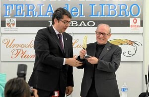 Gonzalo Olabarria entrega la pluma a Julen Urkiza. /M. Atrio