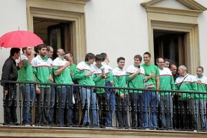 El equipo que ha ascendido al Adecco Plata, en el balcón de la Casa Consistorial. ::
JORDI ALEMANY