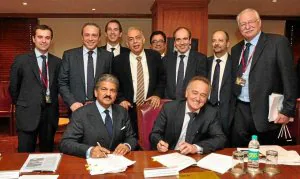 Anand Mahindra y Antón Pradera, presidentes de Mahindra y CIE Automotive, ayer en Bombay. /E.C.