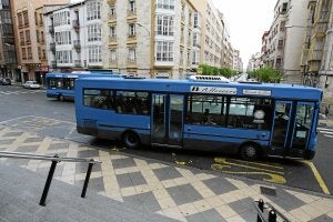 Las pérdidas en el transporte urbano persisten pese a que la línea principal ha ganado un 25% más de usuarios en su horario matinal. /Avelino Gómez