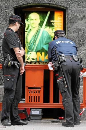 Ertzainas custodian el gimnasio Zen4, en el que supuestamente se cometieron los crímenes. / TELEPRESS