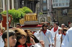 Peñas y mujeres de la Vega llevan los relicarios