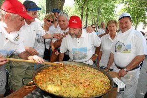 Cerca de 2.000 personas participaron en la comida popular que tendrá lugar el sábado. ::
MAIKA SALGUERO