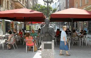 El busto de Blas de Otero reposa ahora en la confluencia con Alameda Rekalde. /Jordy Alemani