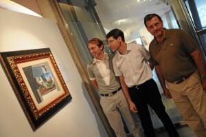 Vivanco, Capellán y Colina ante el cuadro de Picasso. /R. Solano