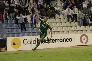 El brasileño Gilvan Gomes celebra un gol tras marcar para el Hércules en un partido de la temporada pasada. ::
LA VERDAD