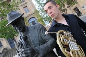 El músico jarrero posa con su instrumento ante la imagen erigida frente al antiguo Banco de España y el Teatro Bretón. /R. Solano