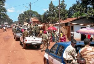Vehículos con tropas gubernamentales atraviesan una calle de la capital centroafricana, Bangui./ PACOME PABANDJI/ AFP