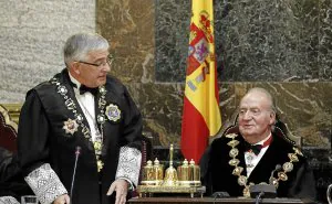 Gonzalo Moliner junto al Rey, ayer, en la apertura del año judicial./ EFE