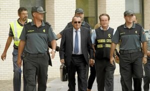 Carlos Fabra, custodiado por varios guardias civiles a su llegada, ayer, a la Ciudad de la Justicia. /Efe