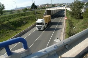 Paso de la carretera nacional N-232 a su paso por Haro y en el cruce de Fuente Ciega. /R. Solano