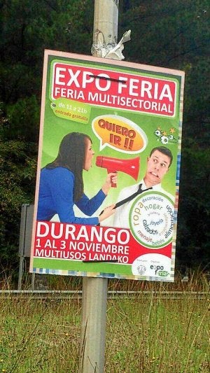 Cartel colocado en una farola.