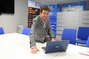 Alberto Medrano posa en Deusto Kabi, el vivero empresarial de la Universidad de Deusto donde ha ultimado su proyecto. /Pedro Urresti