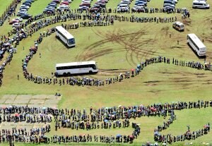 Largas colas para ir a la capilla ardiente de Mandela, en Pretoria./ EFE