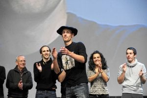 Amets Arzallus, txapela buruan, publikoaren txaloak eskertzen./ FERNANDO GÓMEZ