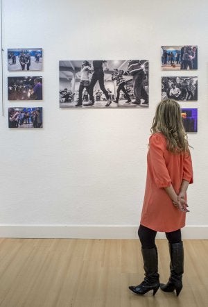 Una joven en la muestra.