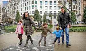Naiara y José Angel con sus tres hijos, Araitz, de siete años, Ixone, de cinco, y Unai, de tres, en el jardín de la Alhóndiga de Bilbao. /Fernando Gómez